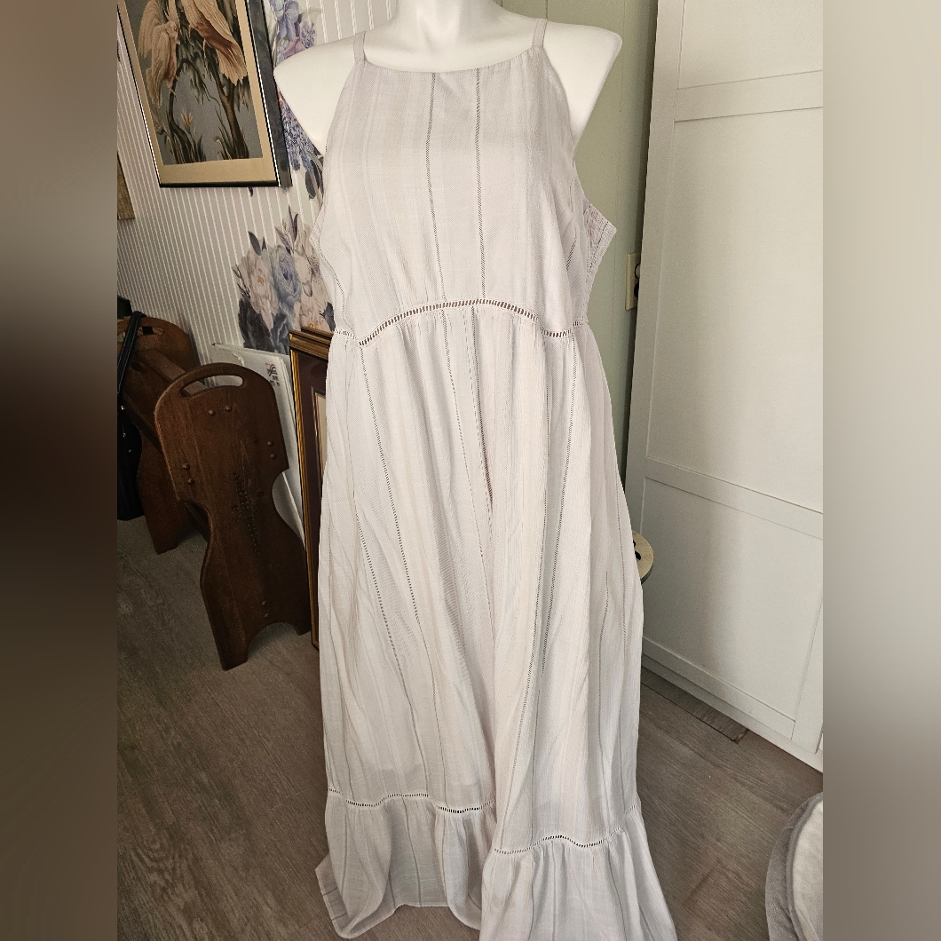 Torrid Size 3 Excellent Unworn Condition White/Natural Woven Tiered Maxi Dress